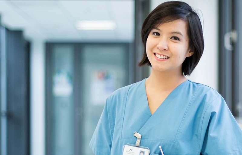 lächelnde Krankenschwester