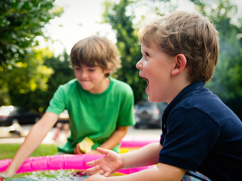 Zwei Kinder beim Spielen