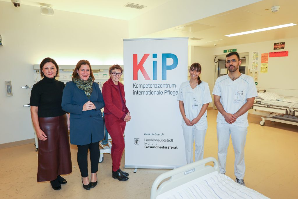 Fünf Personen stehen im Schulungsraum